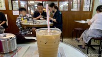 Menu es teh susu Lan Fong Yuen segelasnya hanya 27 HKD (Rp 54.000). Bisa pilih mau dingin atau panas.  Lan Fong Yuen hanya menggunakan susu sapi organik dari Australia. Foto: detikFood