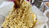 Harganya sekitar 68 HKD (Rp 136.000), tapi sudah lengkap dengan topping ayam panggang bumbu manis. Acar sayur, dan lengkap dengan telur mata sapi setengah matang.  Foto: detikFood