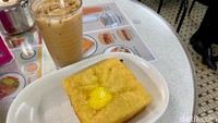 Jika ingin makan di sini, siap-siap antre dan berbagi meja dengan pengunjung lain. Selain itu siapkan uang tunai, atau Octopus Card untuk metode pembayaran di sini. Foto: detikFood