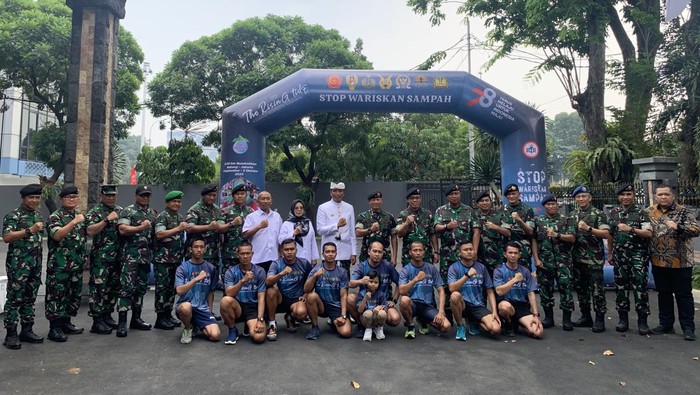 keenam anggota TNI akan didampingi oleh aktivis triathlon Muryansyah. Mereka bertugas sebagai pembawa pesan Stop Wariskan Sampah.