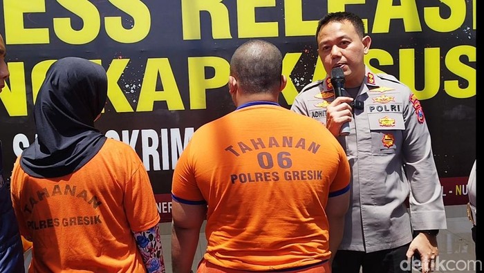 Sejoli pembuang bayi di panti asuhan Gresik saat menyampaikan pengakuan dan penyesalan kepada polisi.