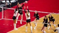 Pertandingan ini sendiri sudah diumumkan sebagai Volleyball Day in Nebraska sejak Februari. Pemecahan rekor ini akhirnya makin terasa meriah karena Nebraska menang 25-14, 25-14, 25-13. Dylan Widger-USA TODAY Sports/Reuters  