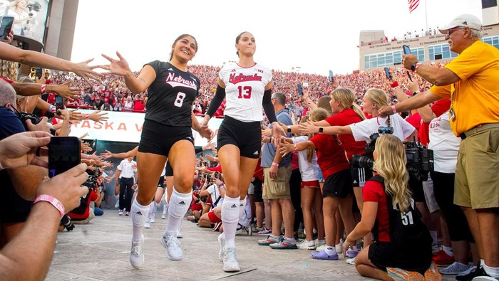 Semarak Laga Voli Wanita di AS Pecahkan Rekor 92 Ribu Penonton Aug 30, 2023; Lincoln, NE, USA; The Nebraska Cornhuskers run out of the tunnel before the match against the Omaha Mavericks at Memorial Stadium. Mandatory Credit: Dylan Widger-USA TODAY Sports