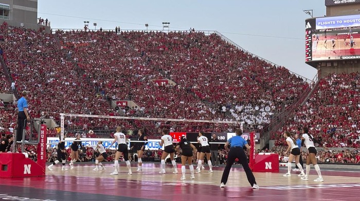 Semarak Laga Voli Wanita di AS Pecahkan Rekor 92 Ribu Penonton Nebraska and Omaha play a college volleyball match Wednesday, Aug. 30, 2023, at Memorial Stadium in Lincoln, Neb. (AP Photo/Eric Olson)