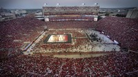 Berlangsung di Memorial Stadium, Kamis (31/8/2023), duel University of Nebraska vs Omaha membuat sejarah dengan dihadiri langsung oleh 92.003 penonton. AP/Chris Machian  