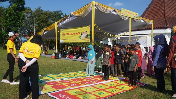 Kegiatan Aku Dan Kau Siap Sekolah (ADKSS) digelar di sejumlah kota di Indonesia. Kegiatan ini untuk menginspirasi para bunda akan pentingnya pola asuh anak.