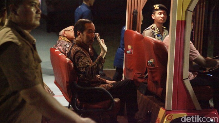 Semringah Jokowi Naik Mobil Wara-wiri di TMII Semringah Jokowi Naik Mobil Wara-wiri di TMII