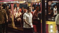 Sebelumnya, Peresmian ini pun ditandai dengan penekanan ipad oleh Jokowi untuk memulai pertunjukan air mancur. Jokowi dan Maruf Amin kemudian menandatangani prasasti peresmian.