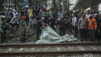 Menurut kesaksian warga, kejadian terjadi pukul 13.30 WIB. Korban saat itu melintas di perlintasan kereta api seorang diri melalui celah pembatas perlintasan kereta.  