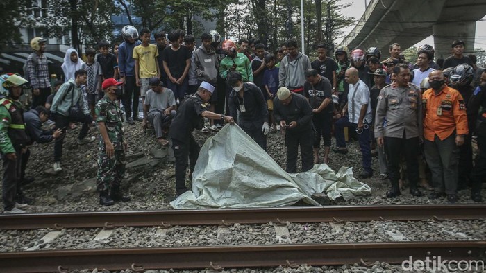 Seorang wanita tewas terserempet kereta api di perlintasan Permata Hijau, Jakarta, Jumat (1/9). Jenazah wanita tersebut dievakuasi ke RS Fatmawati.