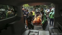 Petugas kepolisian dan palang hitam langsung mengidentifikasi dan mengevakuasi jenazah. Korban merupakan warga Ragunan berusia 57 tahun.  