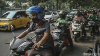 Kejadian ini membuat warga dan pengendara berkerumun untuk melihat proses evakuasi. Kejadian ini membuat lalu lintas kawasan tersebut sedikit tersendat.  