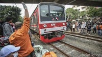 Perjalanan kereta yang intens membuat petugas dan warga harus berhati-hati.  