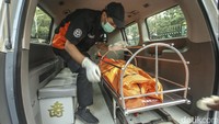 Satu ambulans juga diturunkan untuk membawa jenazah ke RS Fatmawati.  