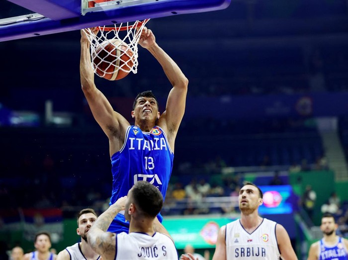 Basketball - FIBA World Cup 2023 - Second Round - Group I - Serbia v Italy - Araneta Coliseum, Quezon, Philippines - September 1, 2023 Italys Simone Fontecchio scores a basket REUTERS/Eloisa Lopez