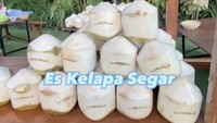 Di Lunachella ada gerobak yang dipenuhi kelapa kupas. Kelapa itu bahkan dicap tulisan Lunachella. Unik ya?