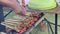 Jika ingin makan utama, tersedia sate ayam yang dibakar sesaat sebelum disajikan. Tamu Lunachella bisa mengintip langsung proses pembakaran sate.