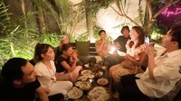 Ia juga diberi kejutan berupa kue ulang tahun, lengkap dengan lilin yang siap ditiup. Tampak ada Maxime Bouttier juga di sana. Foto: YouTube Ayu Dewi 
