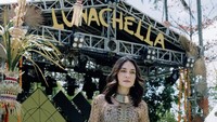Luna Maya merayakan ulang tahunnya yang ke-40 dengan meriah. Ia bahkan menggelar pesta khusus di Bali dengan tema serupa festival musik Coachella. Pestanya diberi nama Lunachella. Foto: Instagram lunamaya