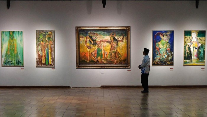 Sujiwo Tejo Gelar Pameran Lukisan Presiden Alternatif Ketua KPU Hasyim Asyari (kanan) bersama budayawan Sujiwo Tejo (kiri) dan pelukis Nasirun (tengah) mengamati lukisan yang dipamerkan di Bentara Budaya Jakarta (BBJ), Kamis (31/8/2023). Pameran lukisan kolaborasi Sujiwo Tejo bersama Nasirun yang berlangsung mulai 1- 9 September 2023 tersebut bertema Presiden alternatif: doa Pemilu damai dan bahagia. ANTARA FOTO/ Fakhri Hermansyah/rwa.