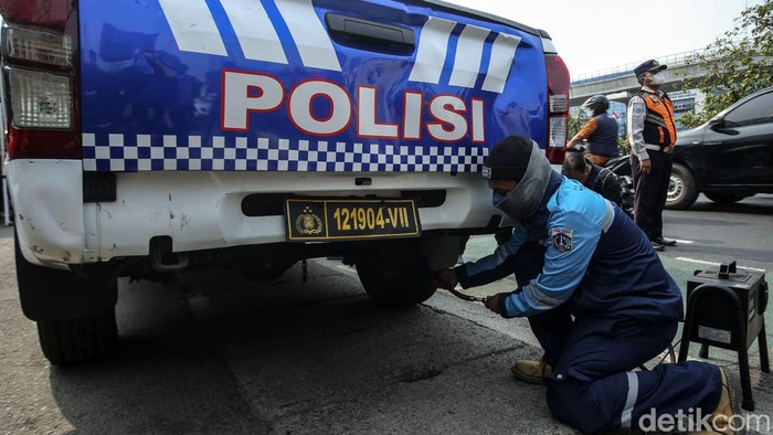 Tak Pandang Bulu, Mobil Dinas Polisi Juga Diuji Emisi Sanksi tilang bagi kendaraan gagal uji emisi di Jakarta mulai berlaku hari ini, Jumat (1/9/2023). Uji emisi juga berlaku bagi kendaraan dinas milik Subdit Gakkum Ditlantas Polda Metro Jaya.