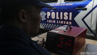 Uji emisi bagi kendaraan dinas polisi bukti kebijakan tersebut berlaku bagi semua pihak.  