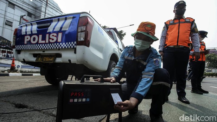 Sanksi tilang bagi kendaraan gagal uji emisi di Jakarta mulai berlaku hari ini, Jumat (1/9/2023). Uji emisi juga berlaku bagi kendaraan dinas milik Subdit Gakkum Ditlantas Polda Metro Jaya.