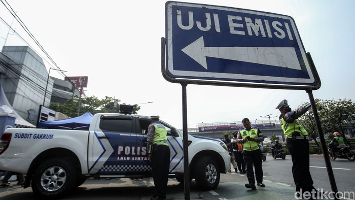 Sanksi tilang bagi kendaraan gagal uji emisi di Jakarta mulai berlaku hari ini, Jumat (1/9/2023). Uji emisi juga berlaku bagi kendaraan dinas milik Subdit Gakkum Ditlantas Polda Metro Jaya.