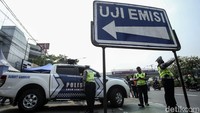 Mulai hari ini polisi langsung menerapkan sanksi tilang terhadap kendaraan yang tidak lolos uji emisi.  