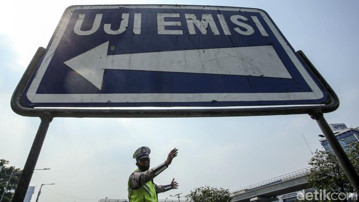 Sanksi tilang bagi kendaraan gagal uji emisi di Jakarta mulai berlaku hari ini, Jumat (1/9/2023). Uji emisi juga berlaku bagi kendaraan dinas milik Subdit Gakkum Ditlantas Polda Metro Jaya.