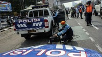 Sejumlah mobil dinas jajaran Subdit Gakkum Ditlantas Polda Metro menjalani uji emisi di Dirlantas Polda Metro Jaya, Jumat (1/9/2023).  