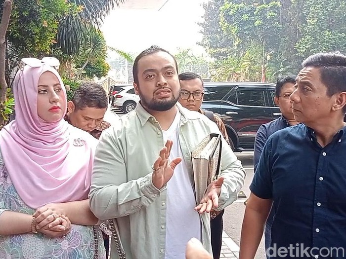 Tasyi, suaminya dan pengacaranya saat ditemui di Polda Metro Jaya.