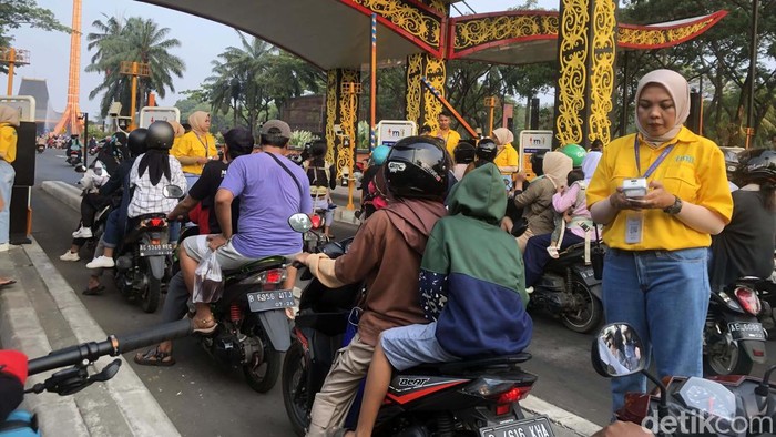 Tiket Gratis, TMII Diserbu Pengunjung Taman Mini Indonesia Indah (TMII) resmi menampilkan wajah barunya pada hari ini, Jumat (1/9). Tiket gratis diberlakukan untuk warga, begini suasananya.