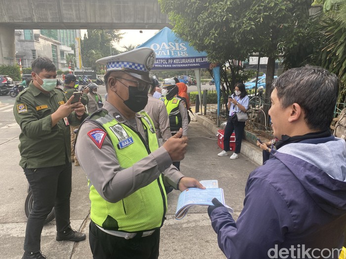 Tilang uji emisi di Terminal Blok M, Jakarta Selatan.