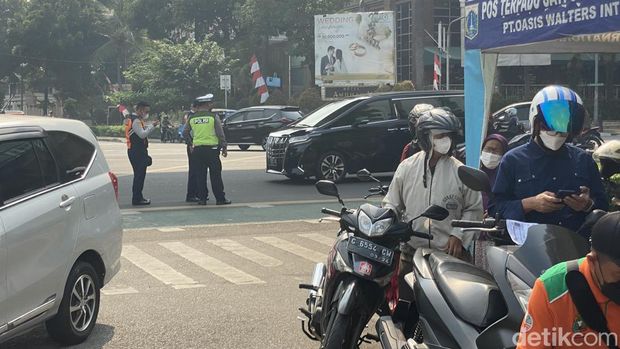 Tilang uji emisi di Terminal Blok M, Jakarta Selatan.