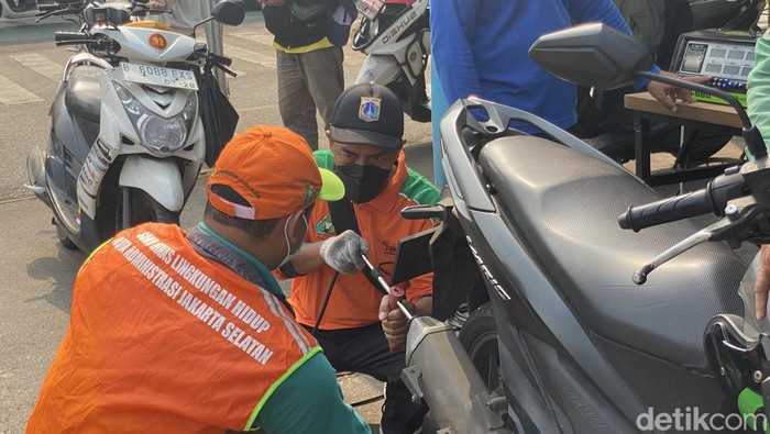 Tilang uji emisi di Terminal Blok M, Jakarta Selatan.