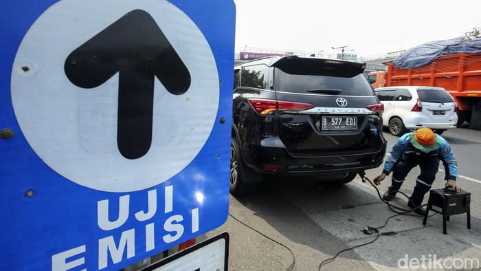Tilang Uji Emisi Mulai Diterapkan Hari Ini Polisi menilang pengendara mobil yang tidak lolos uji emisi di Depan Dirlantas Polda Metro Jaya, Jakarta, Jumat (1/9/2023). Polda Metro Jaya hari ini mulai menggelar razia kendaraan bermotor untuk mengikuti uji emisi. Kendaraan yang tak mengikuti atau tak lulus uji emisi akan dikenakan sanksi tilang yang akan menyesuaikan standar prosedur yang berlaku.