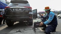 Dalam melakukan pengujian itu, petugas akan memasukkan alat pengukur ke knalpot kendaraan. Setelah mendapat hasil, kendaraan itu diberi surat keterangan lolos uji emisi atau tidaknya.