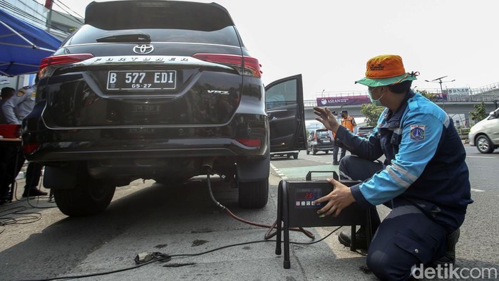 Polisi menilang pengendara mobil yang tidak lolos uji emisi di Depan Dirlantas Polda Metro Jaya, Jakarta, Jumat (1/9/2023). Polda Metro Jaya hari ini mulai menggelar razia kendaraan bermotor untuk mengikuti uji emisi. Kendaraan yang tak mengikuti atau tak lulus uji emisi akan dikenakan sanksi tilang yang akan menyesuaikan standar prosedur yang berlaku.