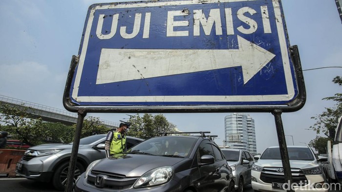 Polisi menilang pengendara mobil yang tidak lolos uji emisi di Depan Dirlantas Polda Metro Jaya, Jakarta, Jumat (1/9/2023). Polda Metro Jaya hari ini mulai menggelar razia kendaraan bermotor untuk mengikuti uji emisi. Kendaraan yang tak mengikuti atau tak lulus uji emisi akan dikenakan sanksi tilang yang akan menyesuaikan standar prosedur yang berlaku.