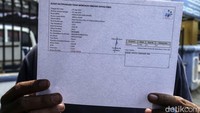 Setelah mendapat hasil, kendaraan itu diberi surat keterangan lolos uji emisi atau tidaknya. Jika tidak lolos, pengendara akan dialihkan ke petugas kepolisian untuk ditilang. Jika lolos, pengendara bisa meneruskan perjalanannya.  