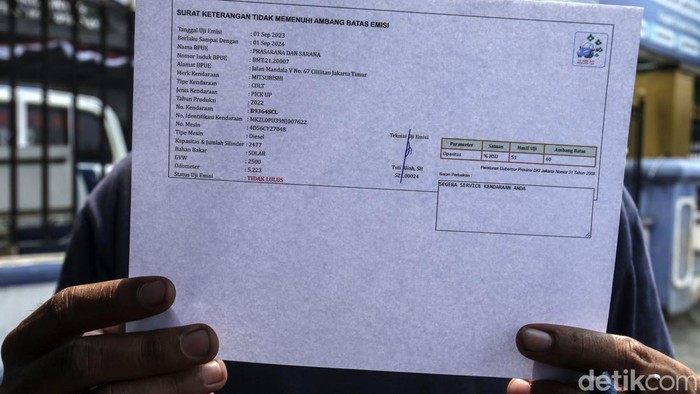 Tilang Uji Emisi Mulai Diterapkan Hari Ini Polisi menilang pengendara mobil yang tidak lolos uji emisi di Depan Dirlantas Polda Metro Jaya, Jakarta, Jumat (1/9/2023). Polda Metro Jaya hari ini mulai menggelar razia kendaraan bermotor untuk mengikuti uji emisi. Kendaraan yang tak mengikuti atau tak lulus uji emisi akan dikenakan sanksi tilang yang akan menyesuaikan standar prosedur yang berlaku.