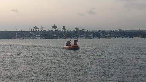 Tim SAR Gabungan saat melakukan proses pencarian korban tenggelam di perairan Pengambengan, Kecamatan Negara, Kabupaten Jembrana, Bali, Jumat (1/9/2023). (I Putu Adi Budiastrawan/detikBali)