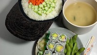 Topi ini terinspirasi dari sushi. Bagian lupas topinya diberi warna yang menyerupai nori. Dan bagian dalamnya diisi nasi dengan berbagai sayuran. Foto: Instagram @falconbowse