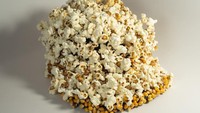 Sekilas terlihat seperti popcorn saja. Namun ketika dilihat lebih dekat, ini adalah topi yang lapisan depannya ditempeli dengan jagung dan popcorn. Foto: Instagram @falconbowse