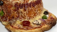 Melihat topi ini akan membuat kamu lapar. Topinya terinspirasi dari pizza yang dilengkapi dengan berbagai topping. Foto: Instagram @falconbowse