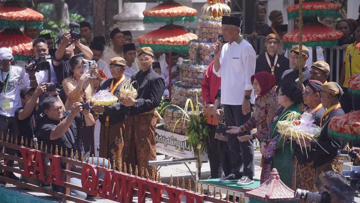 Tradisi saparan Yaqowiyu di Jatinom, Klaten, Jumat (1/9/2023).