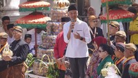 Ganjar nampak sedang memberikan sambutan kepada warga yang menghadiri acara tersebut. Foto: Dok Pemkab Klaten