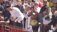 Ganjar dan Sri Mulyani nampak membagikan kue apem yang telah didoakan kepada masyarakat. Foto: Dok Pemkab Klaten