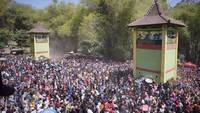 Ribuan warga dari berbagai daerah ikut memeriahkan puncak tradisi Saparan Yaqowiyu di Jatinom. Foto: Dok Pemkab Klaten